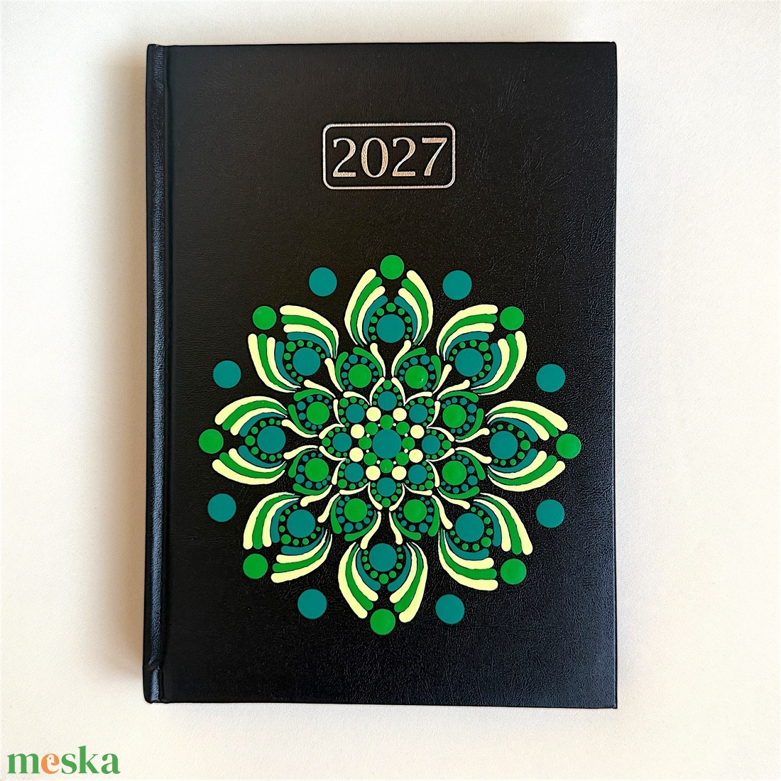 2027. évi fekete műbőr A/5 napi határidőnapló a zöld árnyalataival festett pontmandalával 21x14,8 cm - otthon & életmód - papír, írószer - naptár & tervező - Meska.hu