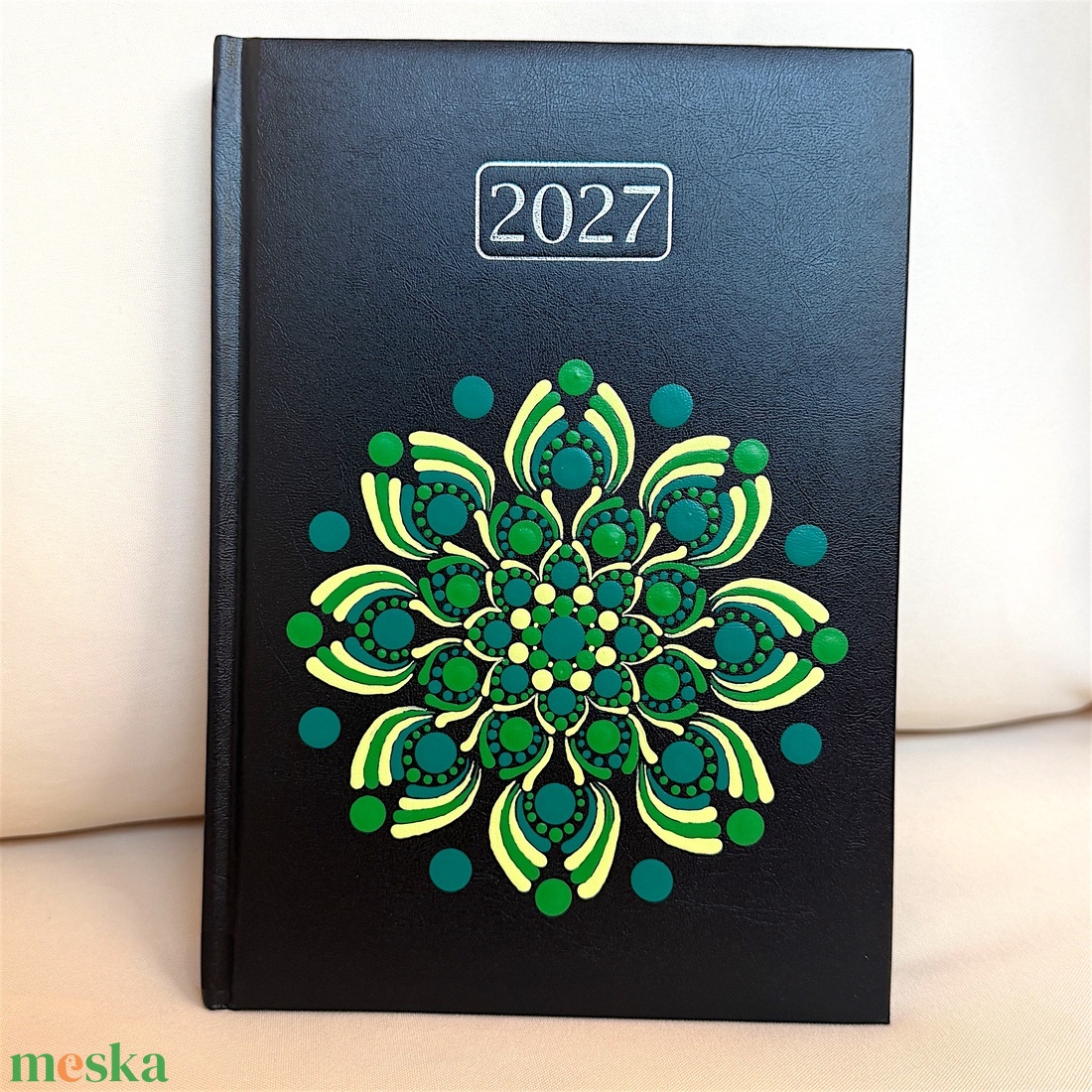 2027. évi fekete műbőr A/5 napi határidőnapló a zöld árnyalataival festett pontmandalával 21x14,8 cm - otthon & életmód - papír, írószer - naptár & tervező - Meska.hu