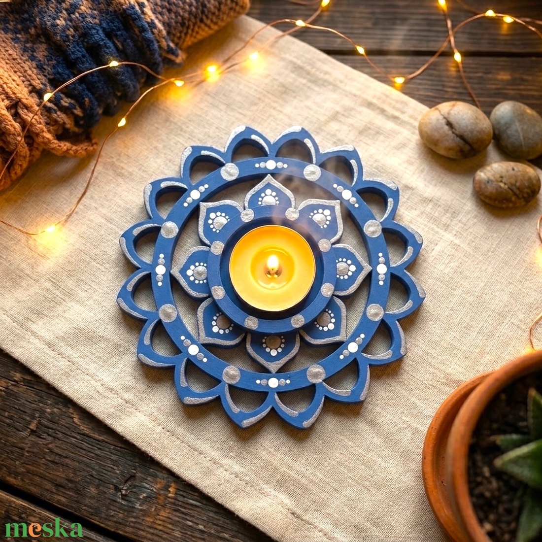 Virág alakú kék színű fa mécsestartó ezüst és fehér pontmandala díszítéssel, ajándék ledes mécsessel - otthon & életmód - gyertya, illat, aroma - mécses és mécsestartó - Meska.hu