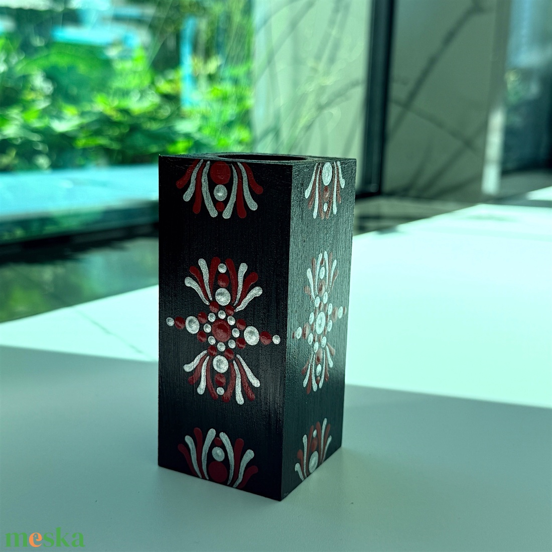 Hasáb alakú fa mécsestartó ezüst és piros pontmandala díszítéssel, ajándék ledes mécsessel, 11x5 cm - otthon & életmód - gyertya, illat, aroma - mécses és mécsestartó - Meska.hu