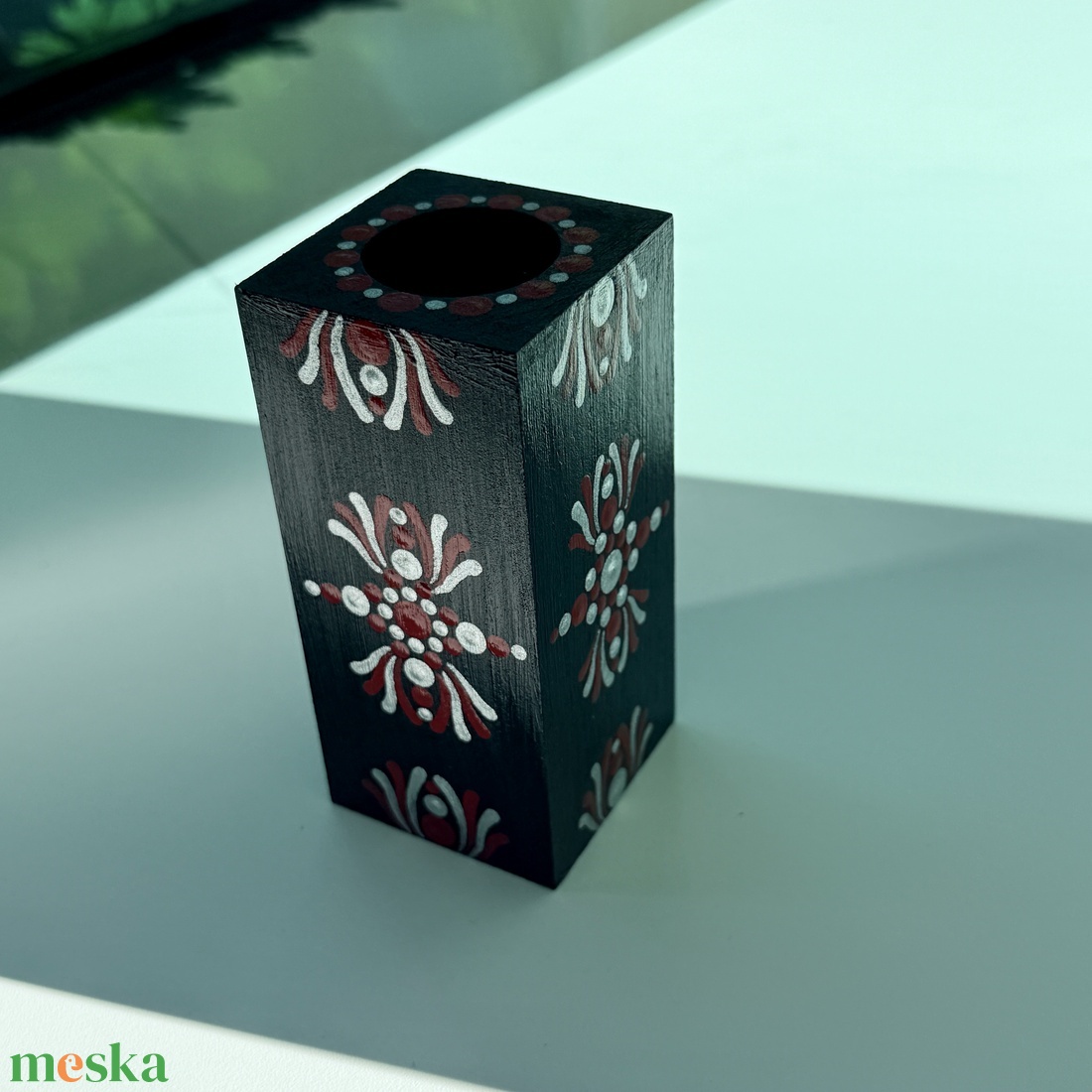 Hasáb alakú fa mécsestartó ezüst és piros pontmandala díszítéssel, ajándék ledes mécsessel, 11x5 cm - otthon & életmód - gyertya, illat, aroma - mécses és mécsestartó - Meska.hu