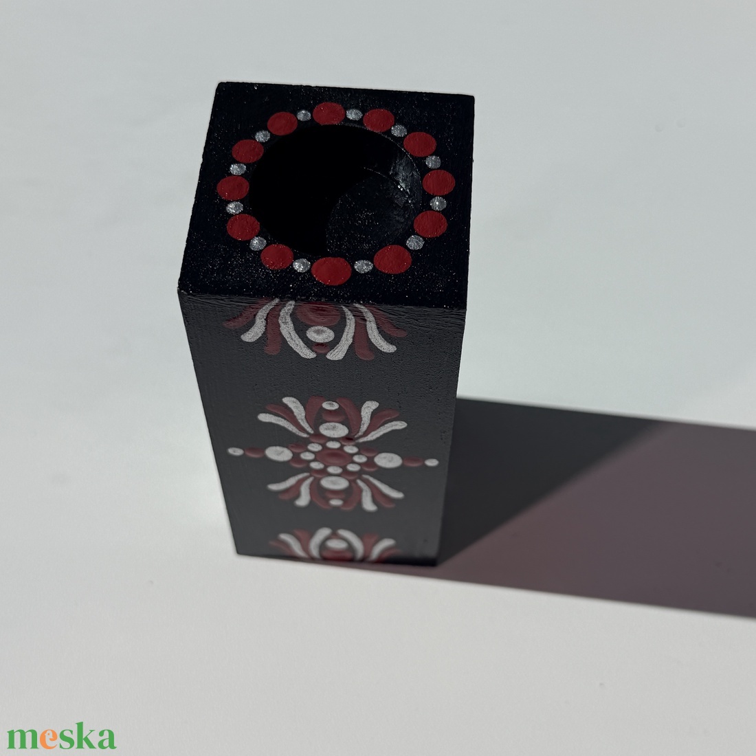 Hasáb alakú fa mécsestartó ezüst és piros pontmandala díszítéssel, ajándék ledes mécsessel, 11x5 cm - otthon & életmód - gyertya, illat, aroma - mécses és mécsestartó - Meska.hu