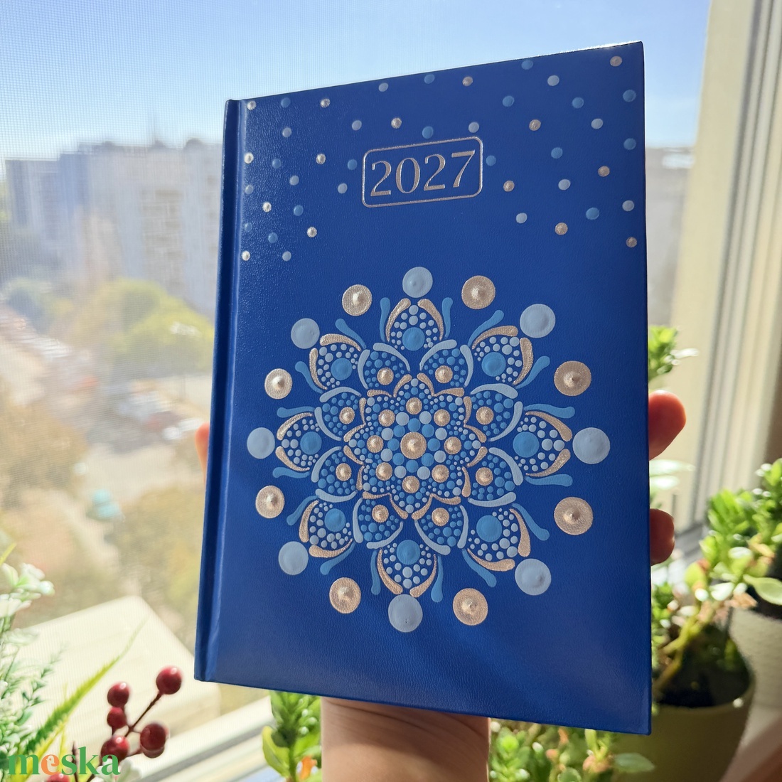 2027. évi kék műbőr A/5 napi határidőnapló kék, ezüst és égkék színű pontmandalával 21x14,8 cm - otthon & életmód - papír, írószer - naptár & tervező - Meska.hu