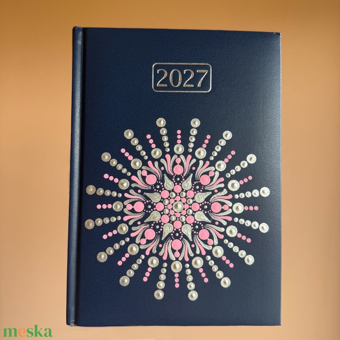 2027. évi sötétkék műbőr A/5 napi határidőnapló rózsaszín és ezüst színű pontmandalával 21x14,8 cm - otthon & életmód - papír, írószer - naptár & tervező - Meska.hu