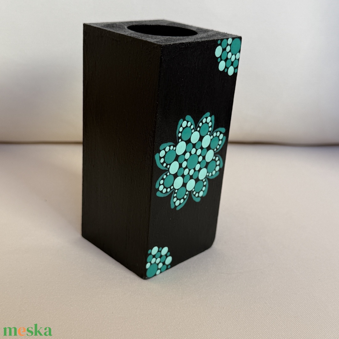 Hasáb alakú fa mécsestartó sötét és világos zöld színű pontmandala díszítéssel, 8x5 cm - otthon & életmód - gyertya, illat, aroma - mécses és mécsestartó - Meska.hu