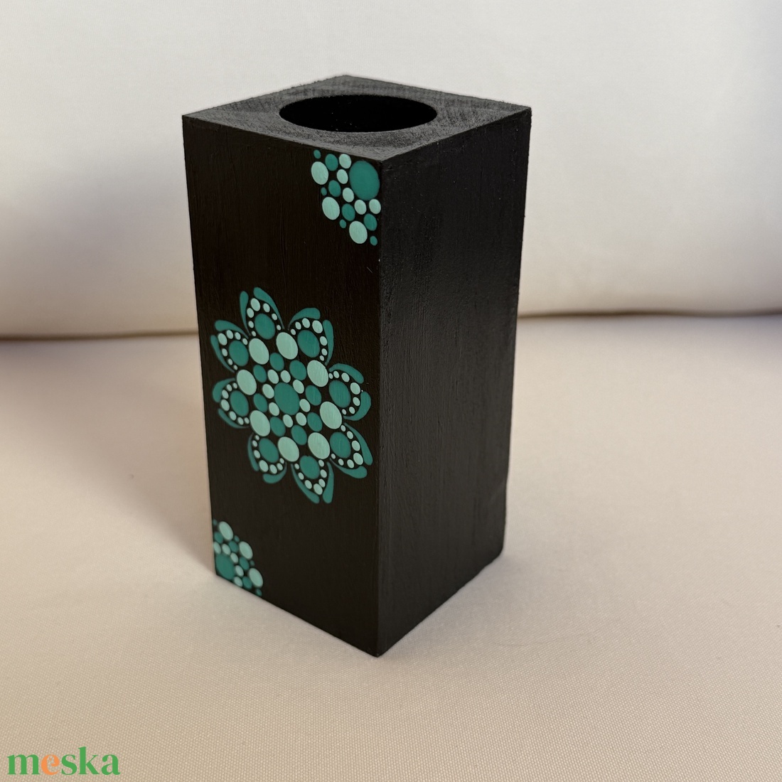 Hasáb alakú fa mécsestartó sötét és világos zöld színű pontmandala díszítéssel, 8x5 cm - otthon & életmód - gyertya, illat, aroma - mécses és mécsestartó - Meska.hu