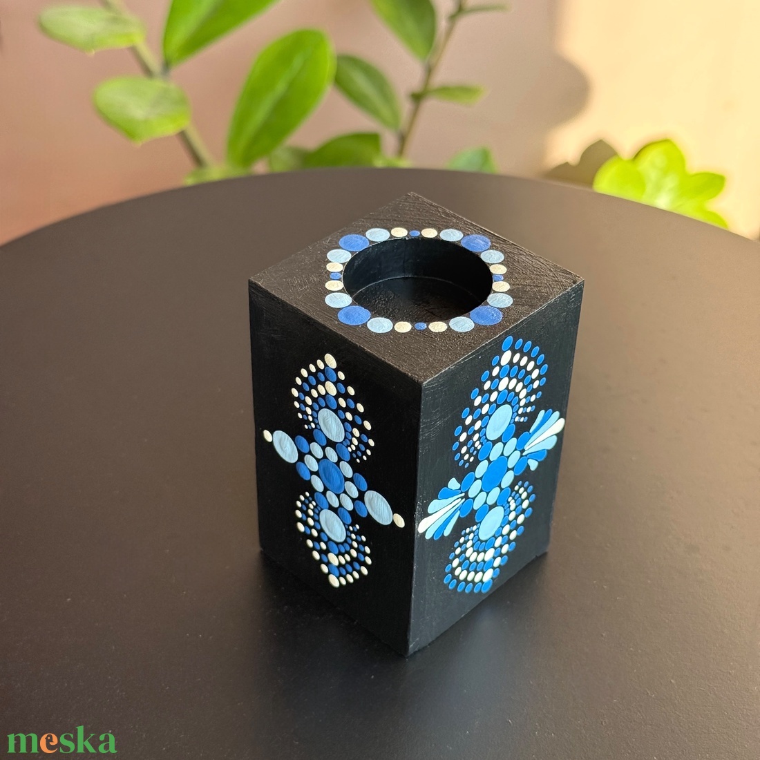 Hasáb alakú fa mécsestartó világoskék, sötétkék és krém színű pontmandala díszítéssel, 8x5 cm - otthon & életmód - gyertya, illat, aroma - mécses és mécsestartó - Meska.hu