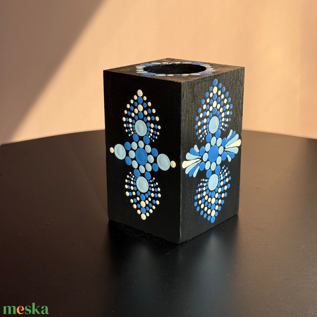Hasáb alakú fa mécsestartó világoskék, sötétkék és krém színű pontmandala díszítéssel, 8x5 cm - otthon & életmód - gyertya, illat, aroma - mécses és mécsestartó - Meska.hu