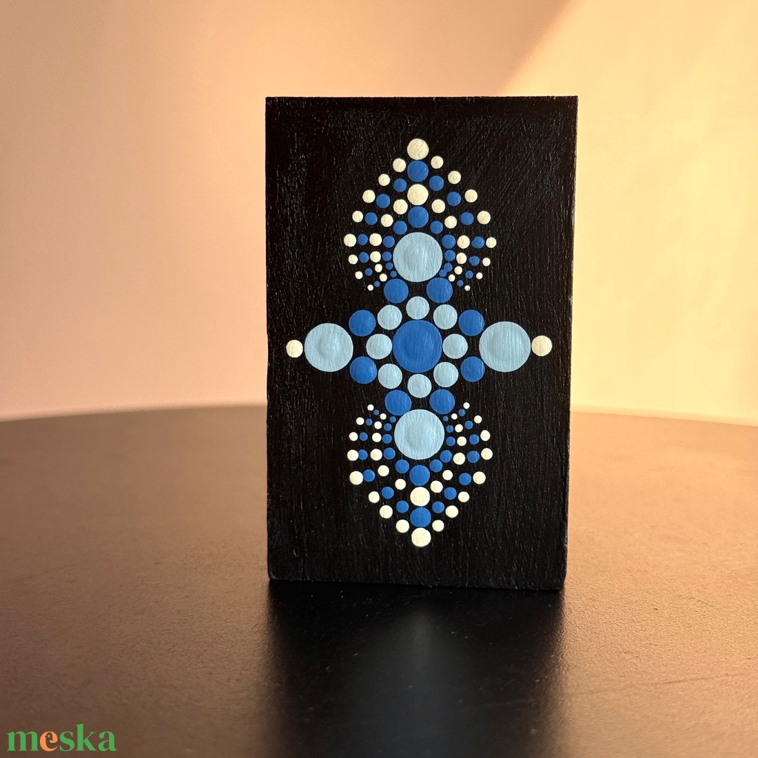 Hasáb alakú fa mécsestartó világoskék, sötétkék és krém színű pontmandala díszítéssel, 8x5 cm - otthon & életmód - gyertya, illat, aroma - mécses és mécsestartó - Meska.hu