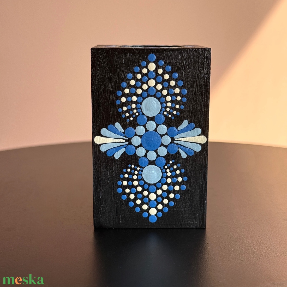 Hasáb alakú fa mécsestartó világoskék, sötétkék és krém színű pontmandala díszítéssel, 8x5 cm - otthon & életmód - gyertya, illat, aroma - mécses és mécsestartó - Meska.hu