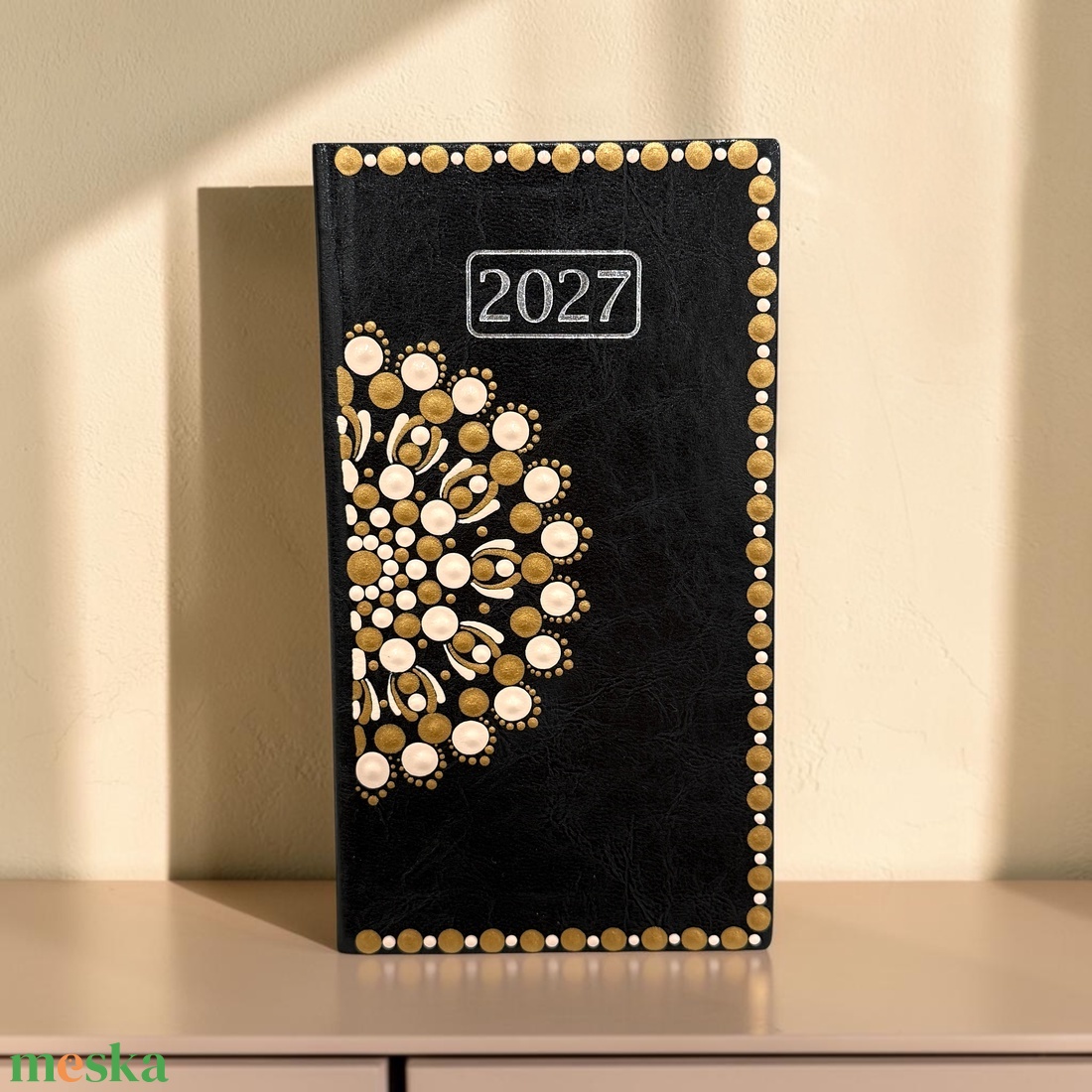 2027. évi fekete műbőr zsebnaptár arany és bézs színű pontmandalával 9,5x17 cm, álló - otthon & életmód - papír, írószer - naptár & tervező - Meska.hu