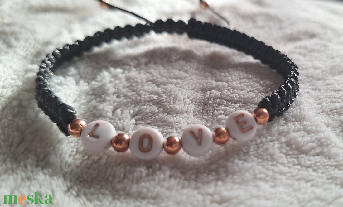 Love karkötő - makramé csomózott - ékszer - karkötő - gyöngyös karkötő - Meska.hu