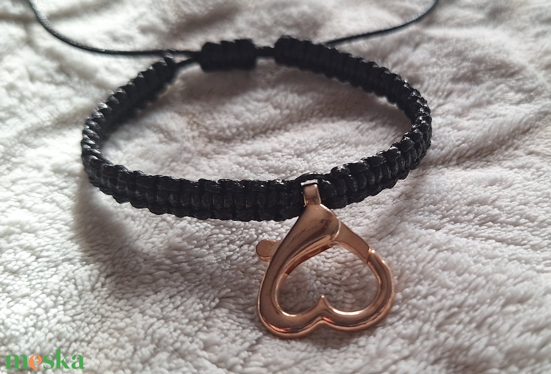 Makramé karkötő  - kézzel csomózott -Szív karabiner medál - ékszer - karkötő - charm karkötő - Meska.hu