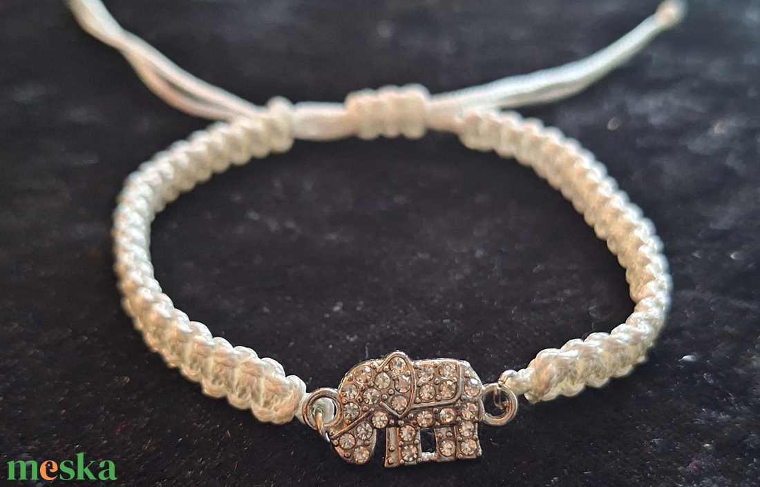 Lucky Elephant � Kézzel csomózott fehér makramé karkötő strasszköves elefánt medállal - ékszer - karkötő - karkötő medállal - Meska.hu