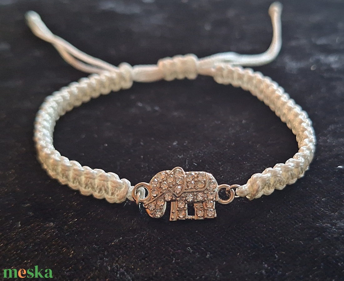 Lucky Elephant � Kézzel csomózott fehér makramé karkötő strasszköves elefánt medállal - ékszer - karkötő - karkötő medállal - Meska.hu