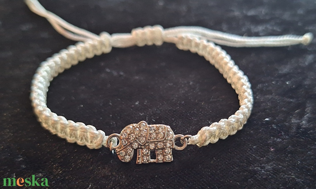 Lucky Elephant � Kézzel csomózott fehér makramé karkötő strasszköves elefánt medállal - ékszer - karkötő - karkötő medállal - Meska.hu