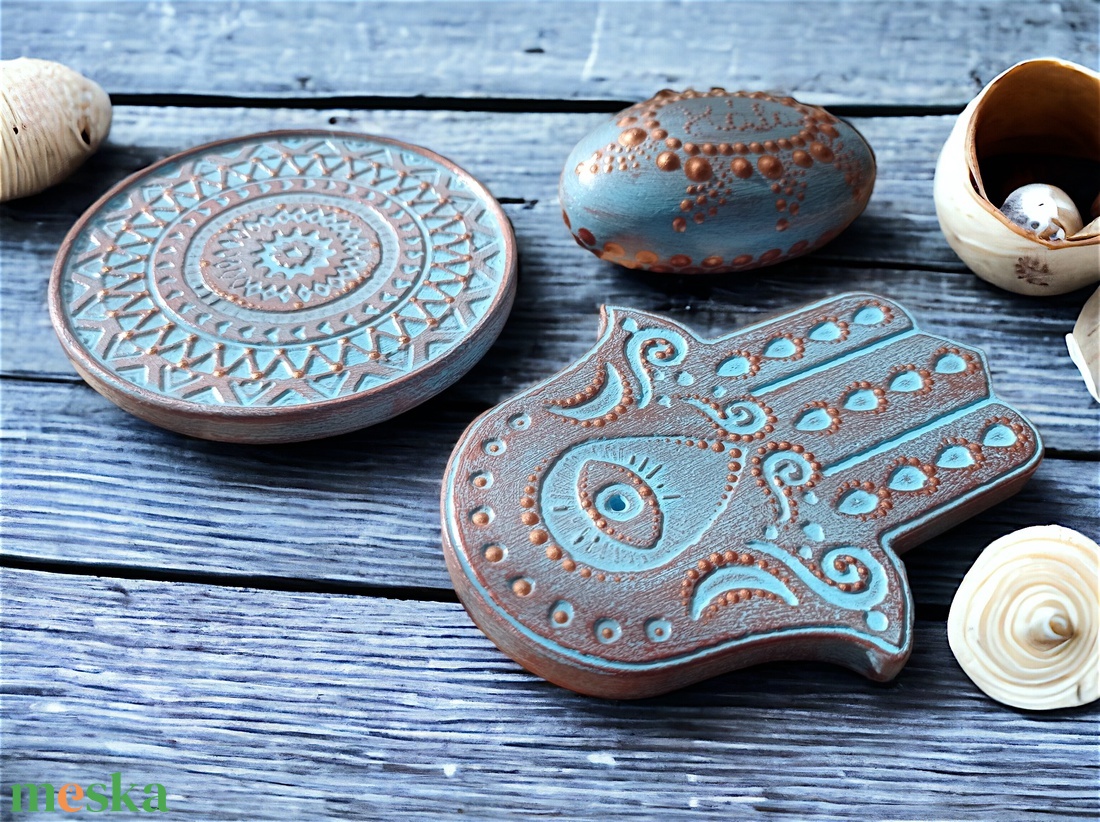 Kék - rózsaarany mandala mécses alátét, Hamsa kéz füstölő tartó, mandalakő szett - otthon & életmód - dekoráció - spiritualitás - füstölő és füstölőtartó - Meska.hu Kék - rózsaarany mandala mécses alátét, Hamsa kéz füstölő tartó, mandalakő szett - otthon & életmód - dekoráció - spiritualitás - füstölő és füstölőtartó - Meska.hu
