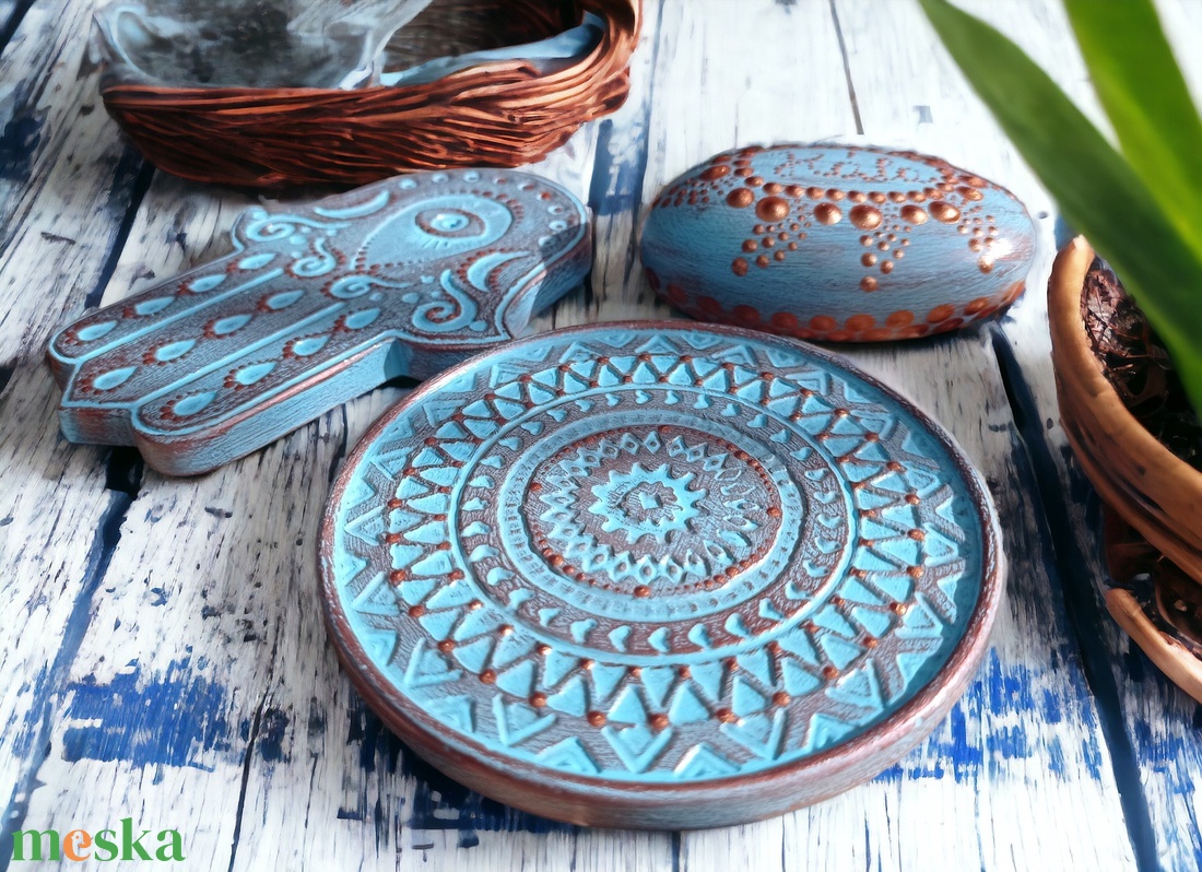 Kék - rózsaarany mandala mécses alátét, Hamsa kéz füstölő tartó, mandalakő szett - otthon & életmód - dekoráció - spiritualitás - füstölő és füstölőtartó - Meska.hu Kék - rózsaarany mandala mécses alátét, Hamsa kéz füstölő tartó, mandalakő szett - otthon & életmód - dekoráció - spiritualitás - füstölő és füstölőtartó - Meska.hu