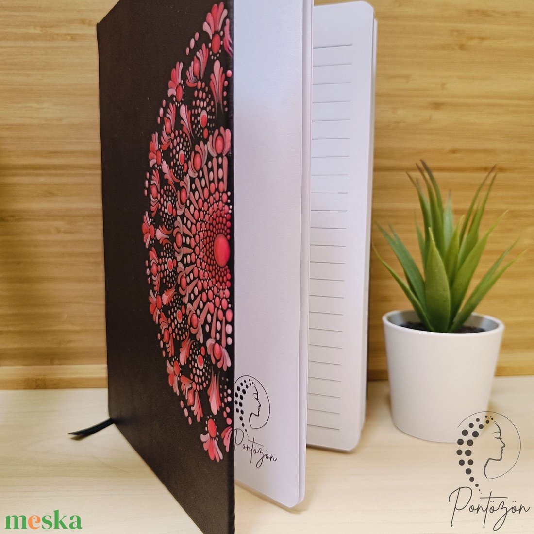 Fekete A5 méretű, vonalas, kemény fedeles jegyzetfüzet magenta és rózsaszín pontozott mintával a borítón - otthon & életmód - papír, írószer - jegyzetfüzet & napló - Meska.hu