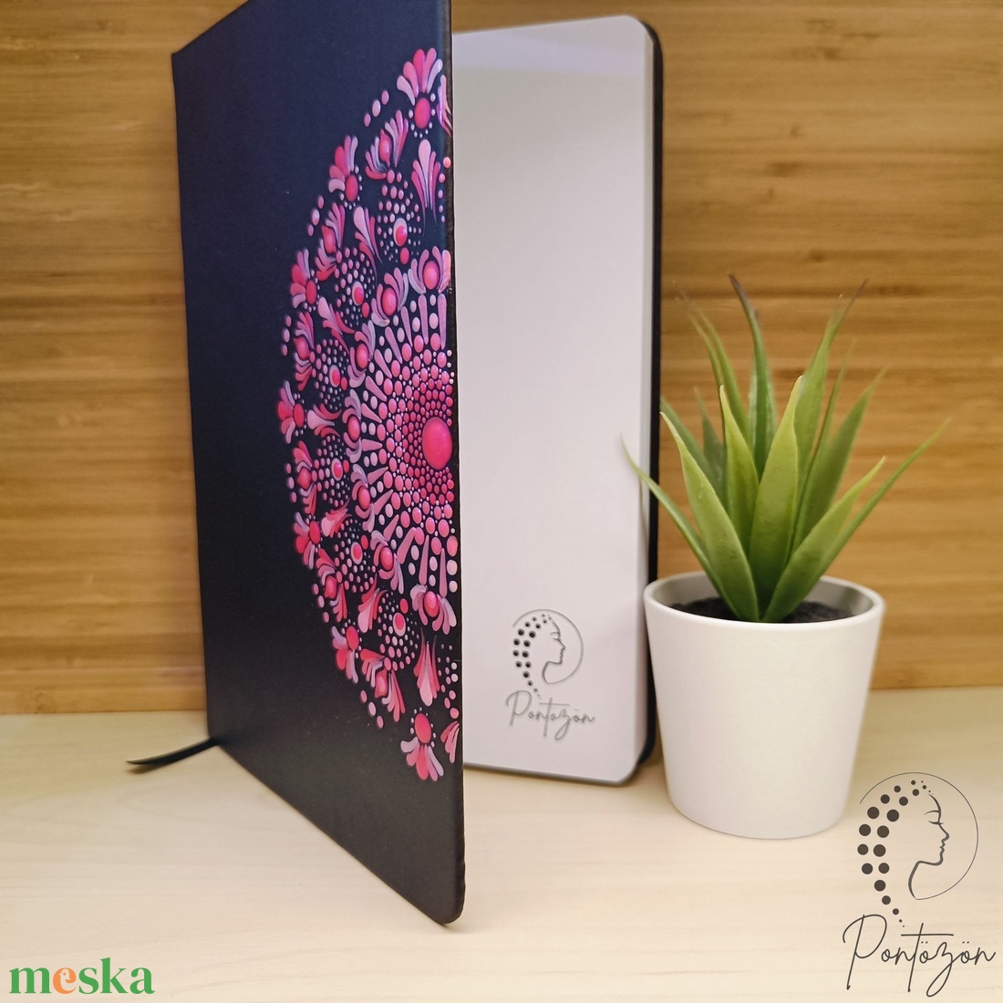 Fekete A5 méretű, vonalas, kemény fedeles jegyzetfüzet magenta és rózsaszín pontozott mintával a borítón - otthon & életmód - papír, írószer - jegyzetfüzet & napló - Meska.hu