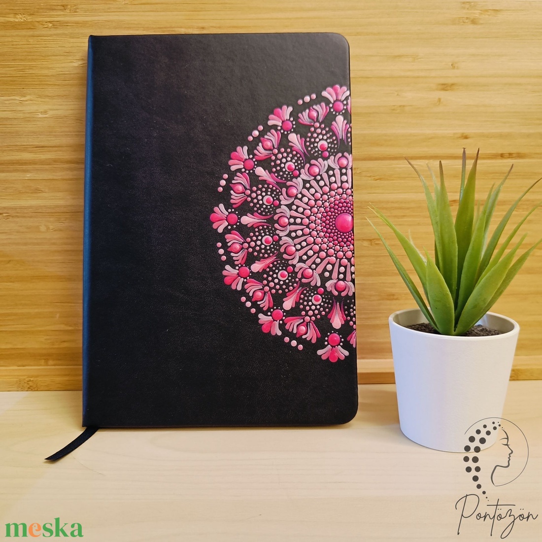 Fekete A5 méretű, vonalas, kemény fedeles jegyzetfüzet magenta és rózsaszín pontozott mintával a borítón - otthon & életmód - papír, írószer - jegyzetfüzet & napló - Meska.hu
