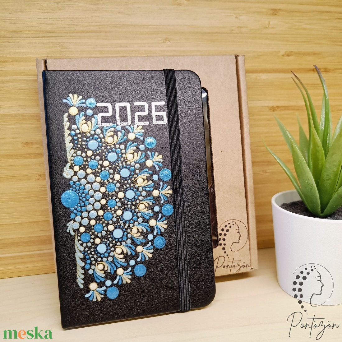 2026-os Kisméretű kemény fedeles, heti kiosztású határidőnapló kék, türkiz és arany színű pontozott mintával díszítve  - otthon & életmód - papír, írószer - jegyzetfüzet & napló - Meska.hu