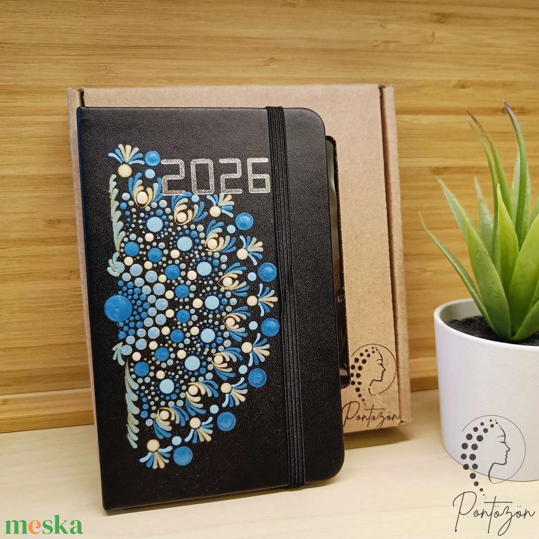 2026-os Kisméretű kemény fedeles, heti kiosztású határidőnapló kék, türkiz és arany színű pontozott mintával díszítve  - otthon & életmód - papír, írószer - jegyzetfüzet & napló - Meska.hu