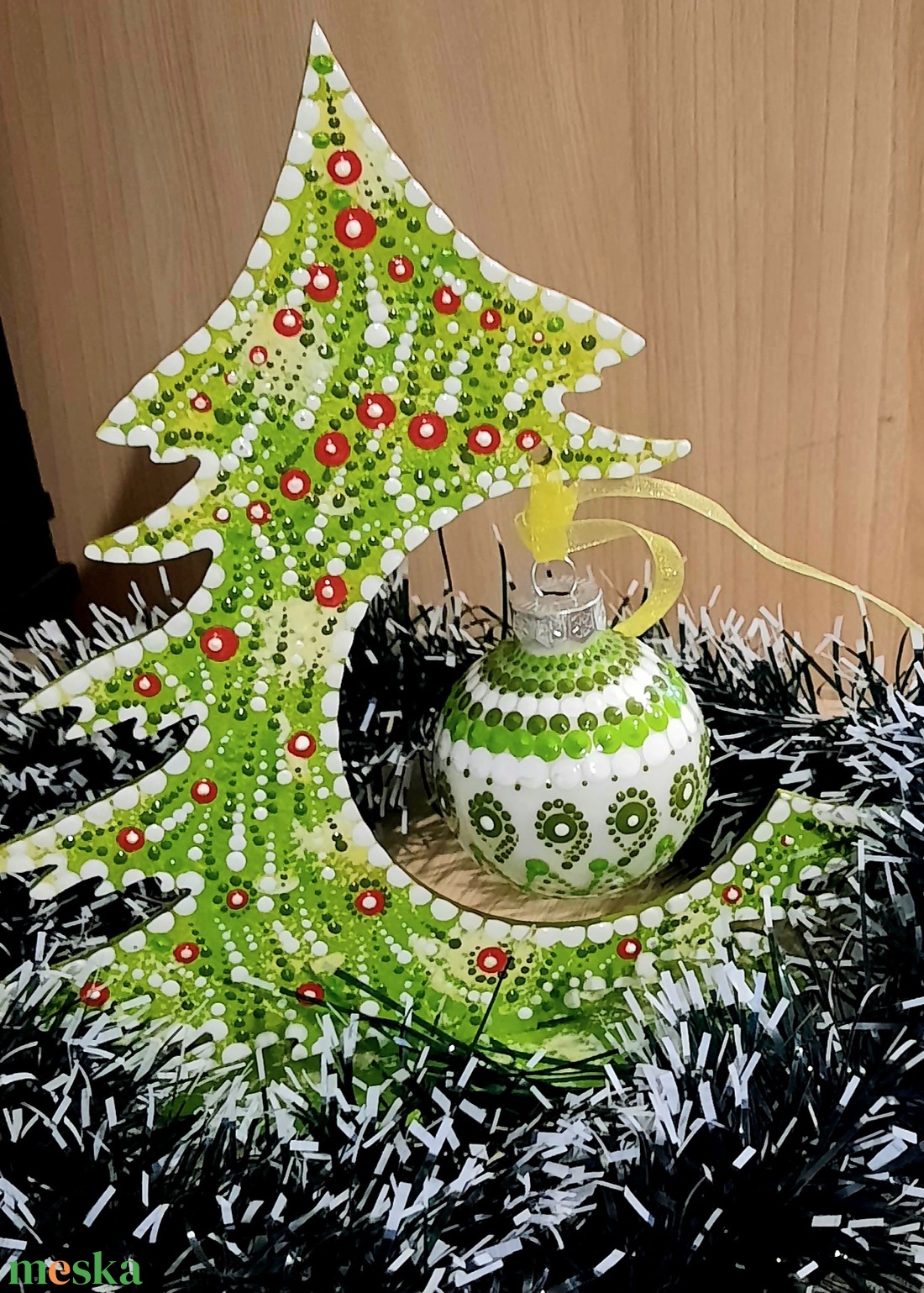 Fenyőfa díszgömbbel - karácsony - karácsonyi ajándékozás - karácsonyi ajándékcsomagolás - Meska.hu