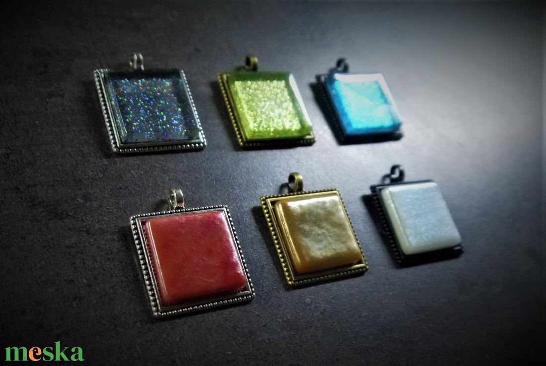 Négyzetes üvegmozaik medálok, több színben (2,5x2,5 cm) - INGYEN POSTA - ékszer - nyaklánc - medálos nyaklánc - Meska.hu Négyzetes üvegmozaik medálok, több színben (2,5x2,5 cm) - INGYEN POSTA - ékszer - nyaklánc - medálos nyaklánc - Meska.hu