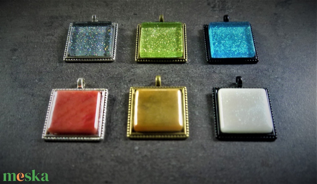 Négyzetes üvegmozaik medálok, több színben (2,5x2,5 cm) - INGYEN POSTA - ékszer - nyaklánc - medálos nyaklánc - Meska.hu Négyzetes üvegmozaik medálok, több színben (2,5x2,5 cm) - INGYEN POSTA - ékszer - nyaklánc - medálos nyaklánc - Meska.hu