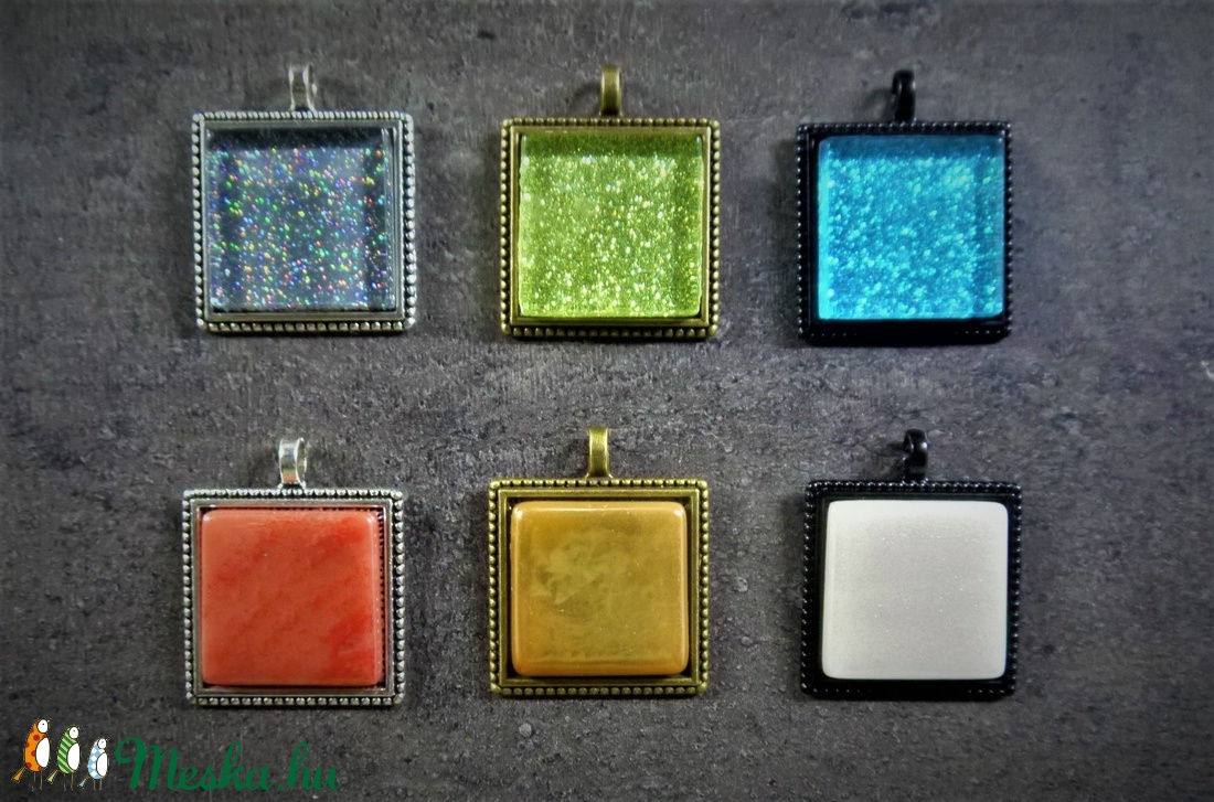 Négyzetes üvegmozaik medálok, több színben (2,5x2,5 cm)   - INGYEN POSTA - ékszer - nyaklánc - medálos nyaklánc - Meska.hu