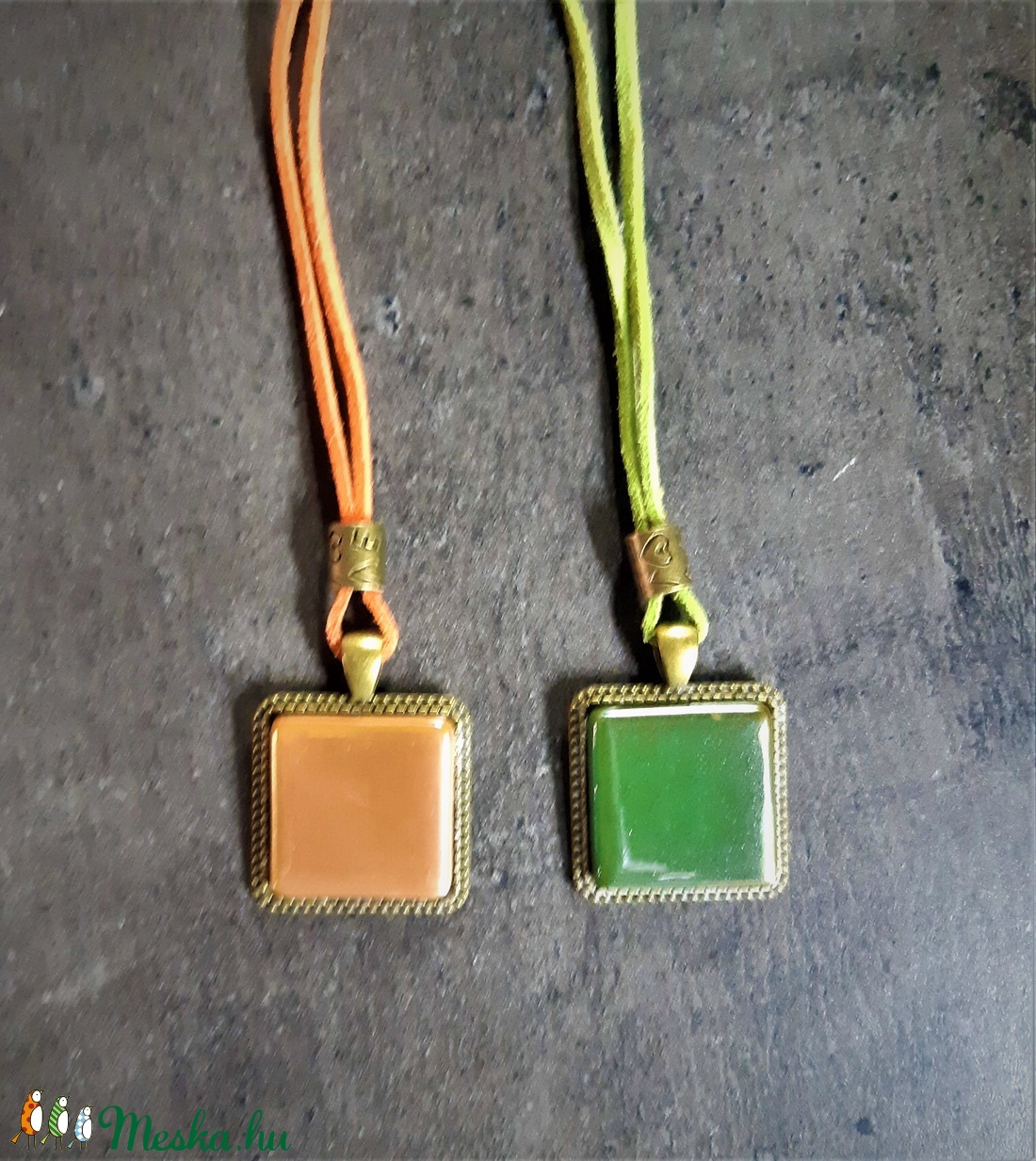 Négyzetes üvegmozaik medálok, színes zsinórral (2,5x2,5 cm)   - INGYEN POSTA - ékszer - nyaklánc - medálos nyaklánc - Meska.hu