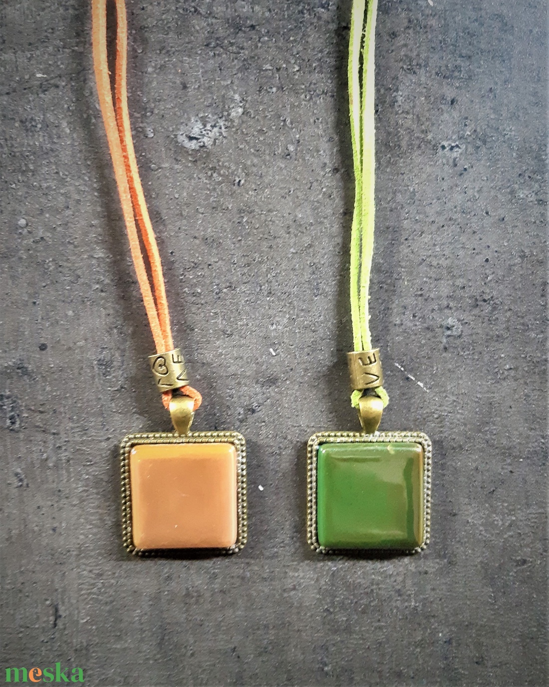 Négyzetes üvegmozaik medálok, színes zsinórral (2,5x2,5 cm) - INGYEN POSTA - ékszer - nyaklánc - medálos nyaklánc - Meska.hu Négyzetes üvegmozaik medálok, színes zsinórral (2,5x2,5 cm) - INGYEN POSTA - ékszer - nyaklánc - medálos nyaklánc - Meska.hu