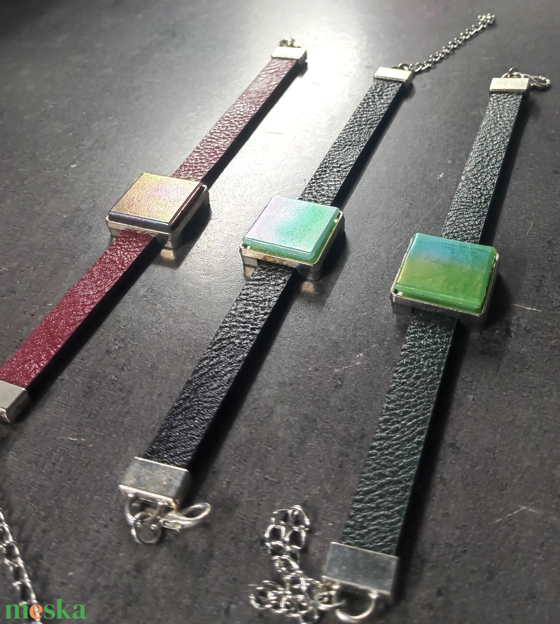 Karkötők festett üveg vagy irizáló mozaik dekorációval - INGYEN POSTA - ékszer - karkötő - karkötő medállal - Meska.hu