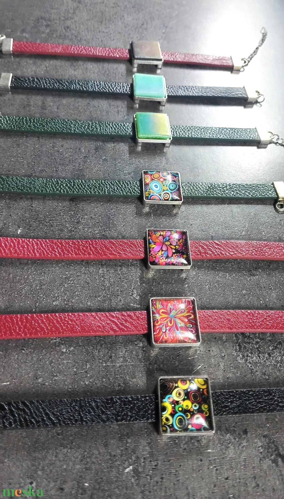 Karkötők festett üveg vagy irizáló mozaik dekorációval - INGYEN POSTA - ékszer - karkötő - karkötő medállal - Meska.hu