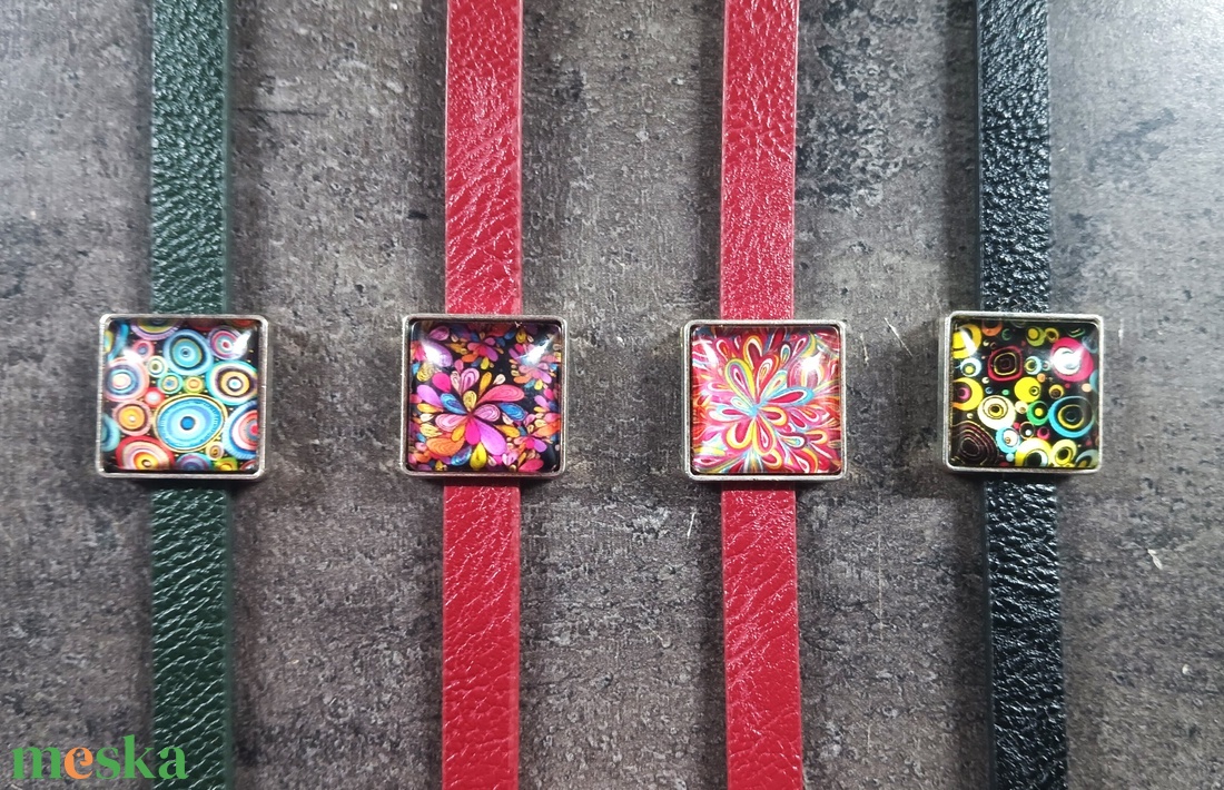 Karkötők festett üveg vagy irizáló mozaik dekorációval - INGYEN POSTA - ékszer - karkötő - karkötő medállal - Meska.hu
