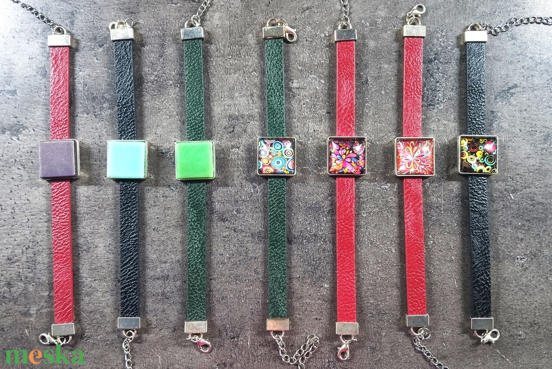 Karkötők festett üveg vagy irizáló mozaik dekorációval - INGYEN POSTA - ékszer - karkötő - karkötő medállal - Meska.hu