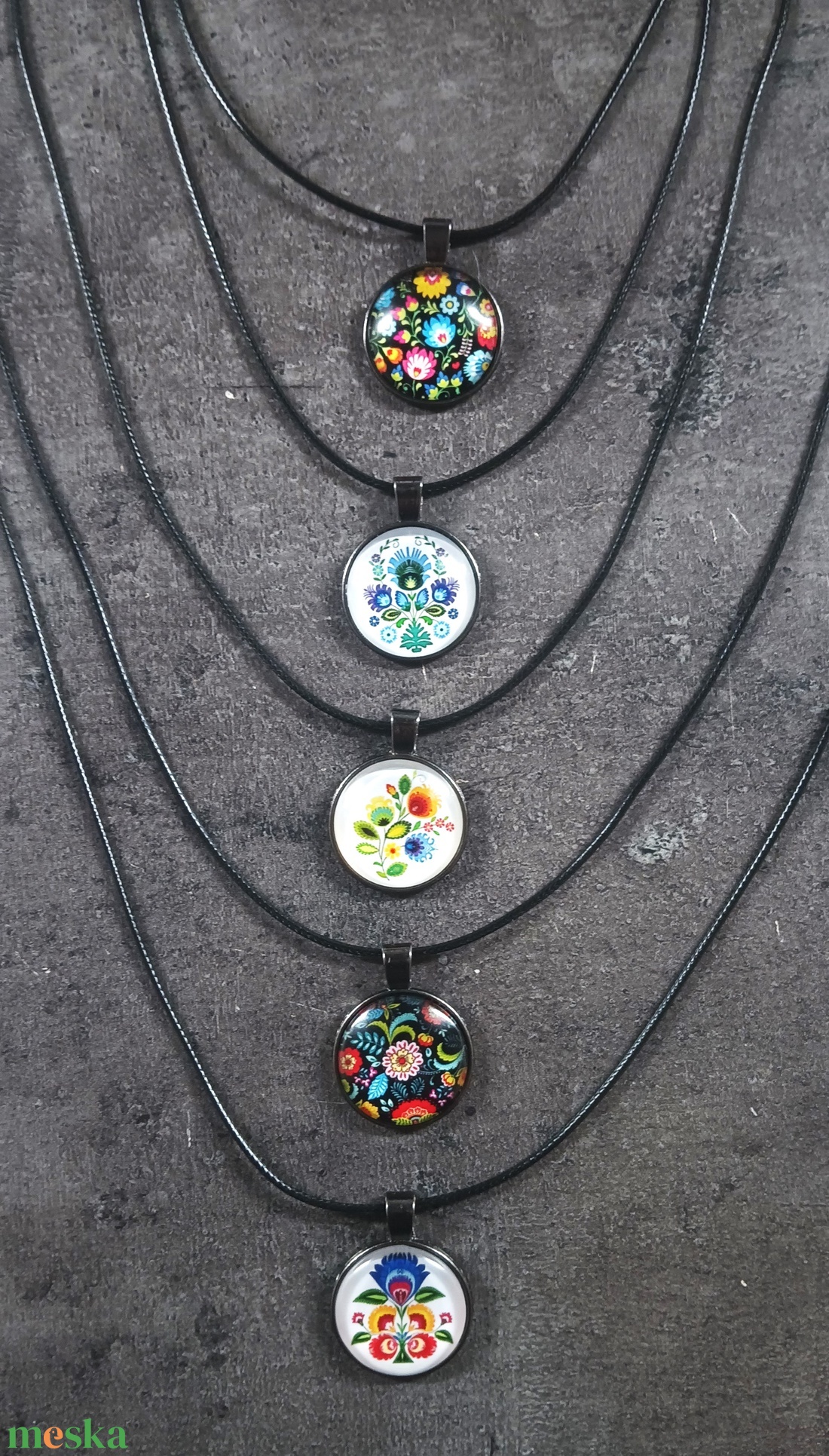 Kör alakú medálok, színes virágmintákkal /több féle/   - INGYEN POSTA - ékszer - nyaklánc - medálos nyaklánc - Meska.hu