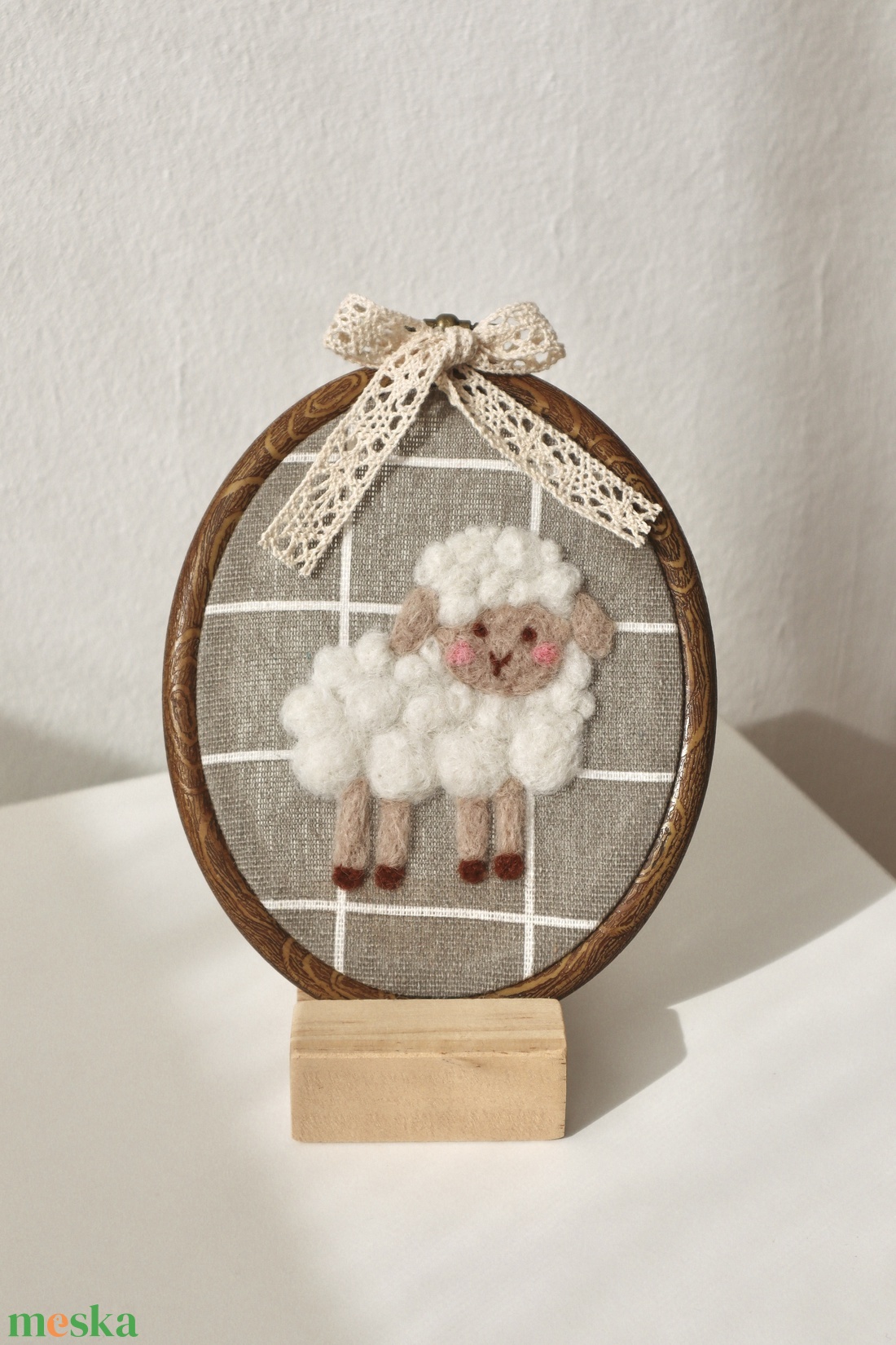 Kézzel nemezelt bárány - baba - mama - babaszoba dekoráció - babaszoba kép - Meska.hu