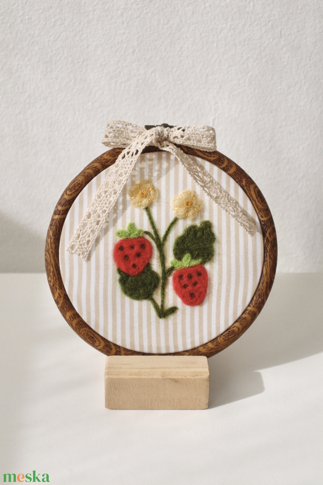 Kézzel nemezelt szamócás kép - baba - mama - babaszoba dekoráció - babaszoba kép - Meska.hu