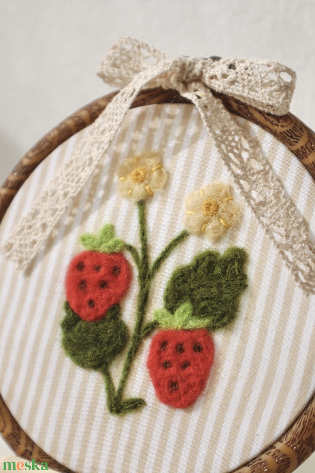 Kézzel nemezelt szamócás kép - baba - mama - babaszoba dekoráció - babaszoba kép - Meska.hu