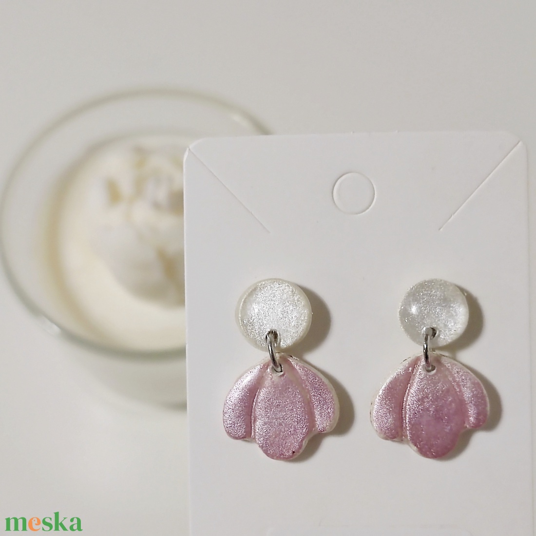Fehér agyag fülbevaló - rózsaszín virág - ékszer - fülbevaló - pötty fülbevaló - Meska.hu