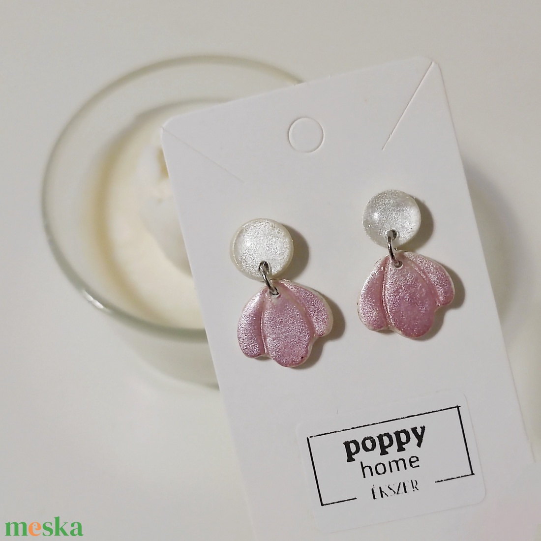 Fehér agyag fülbevaló - rózsaszín virág - ékszer - fülbevaló - pötty fülbevaló - Meska.hu