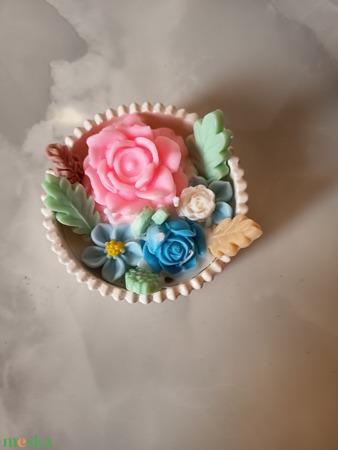 Kézműves Virágoskert Illatgyertya bordázott porcelán kaspóban � Pasztell Rózsaszín és Kék Virágok - otthon & életmód - gyertya, illat, aroma - gyertyatartó - Meska.hu