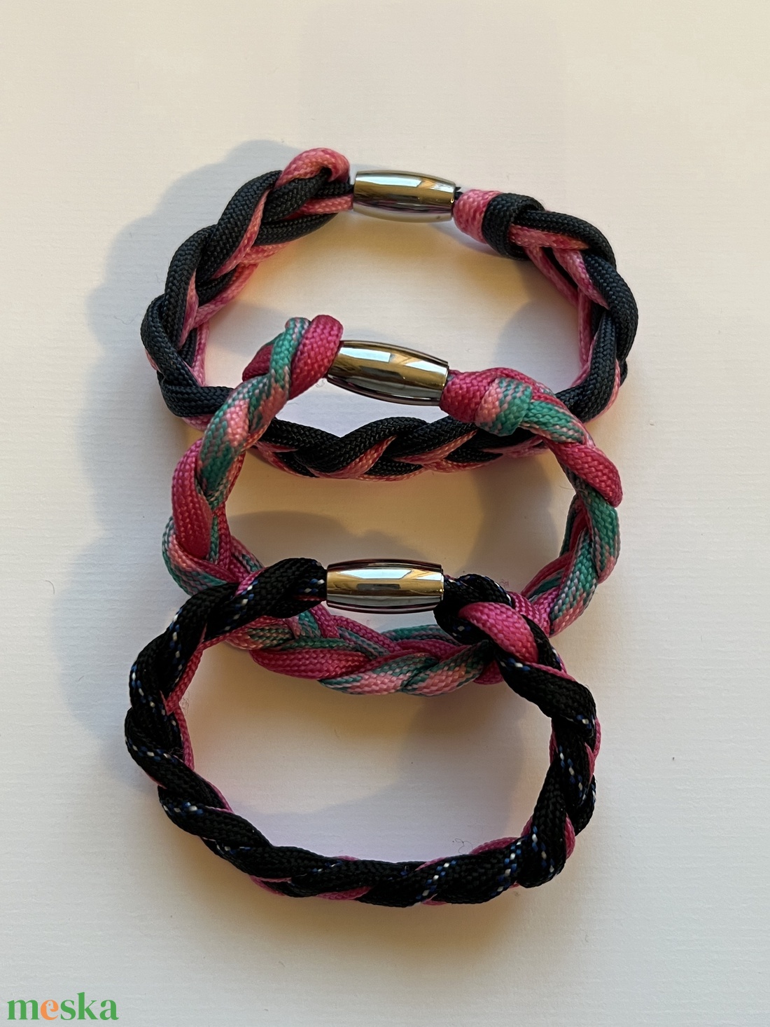 Paracord fonott mágneszáras fonott karkőtő - ékszer - karkötő - fonott karkötő - Meska.hu