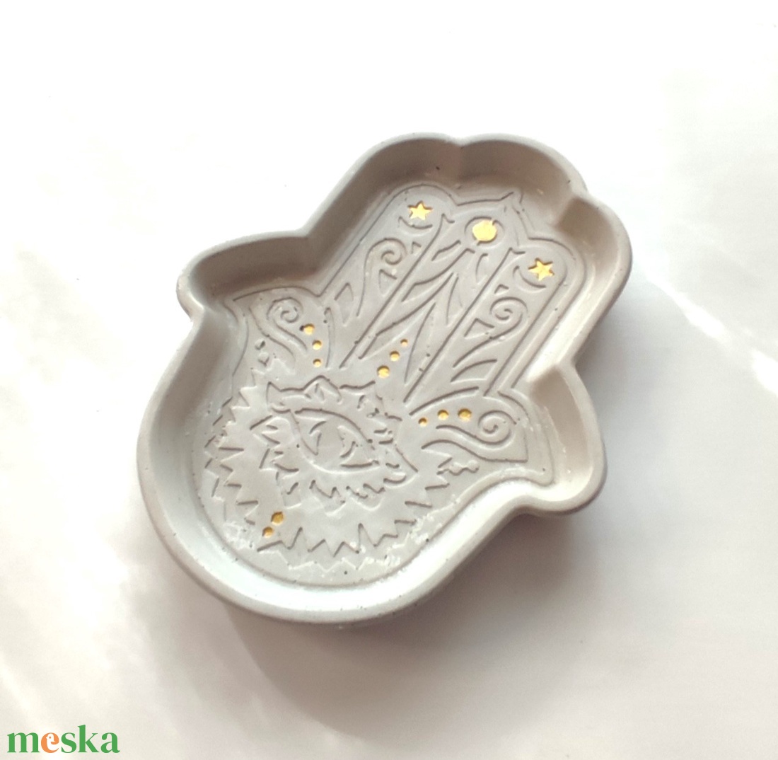 Hamsa dekor tálka arany díszítéssel - otthon & életmód - dekoráció - asztal és polc dekoráció - dekorációs tál, tartó - Meska.hu Hamsa dekor tálka arany díszítéssel - otthon & életmód - dekoráció - asztal és polc dekoráció - dekorációs tál, tartó - Meska.hu