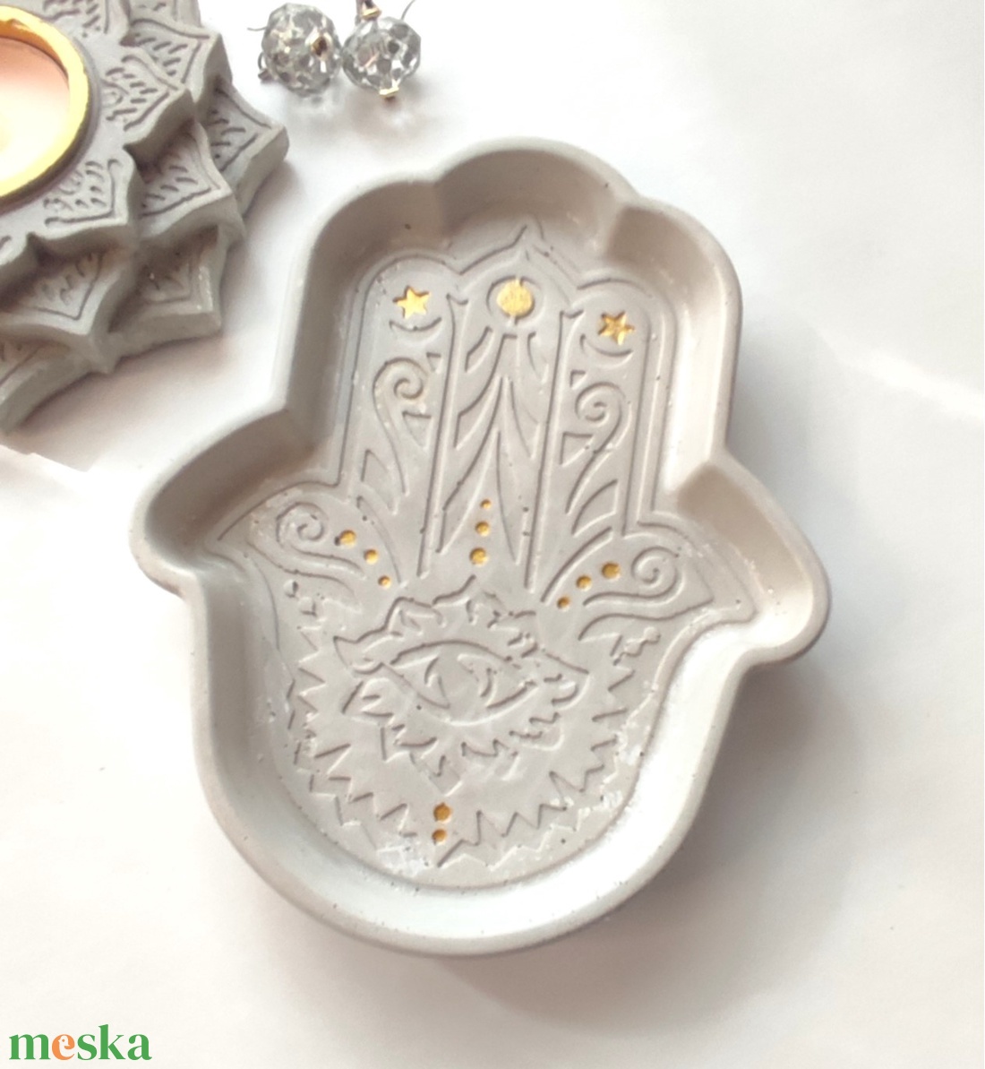 Hamsa dekor tálka arany díszítéssel - otthon & életmód - dekoráció - asztal és polc dekoráció - dekorációs tál, tartó - Meska.hu Hamsa dekor tálka arany díszítéssel - otthon & életmód - dekoráció - asztal és polc dekoráció - dekorációs tál, tartó - Meska.hu