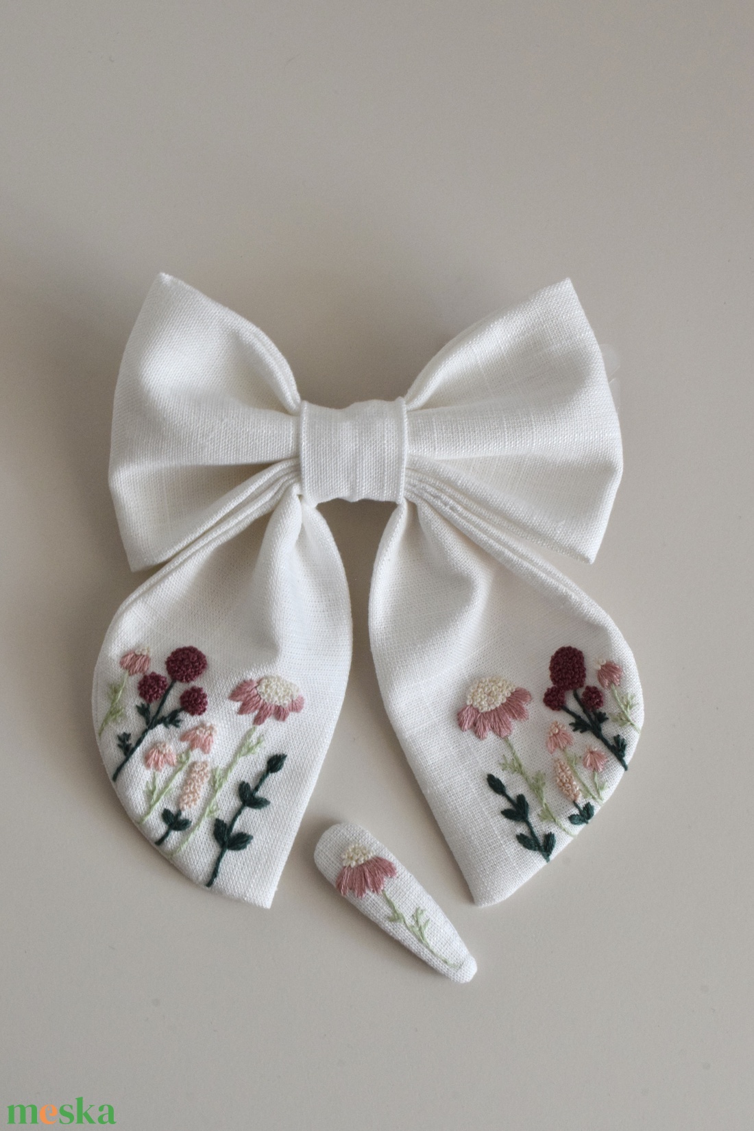 Kézzel hímzett lenvászon masni és hajcsat szett - ruha & divat - babaruha & gyerekruha - babafotózási ruha és kellék - Meska.hu