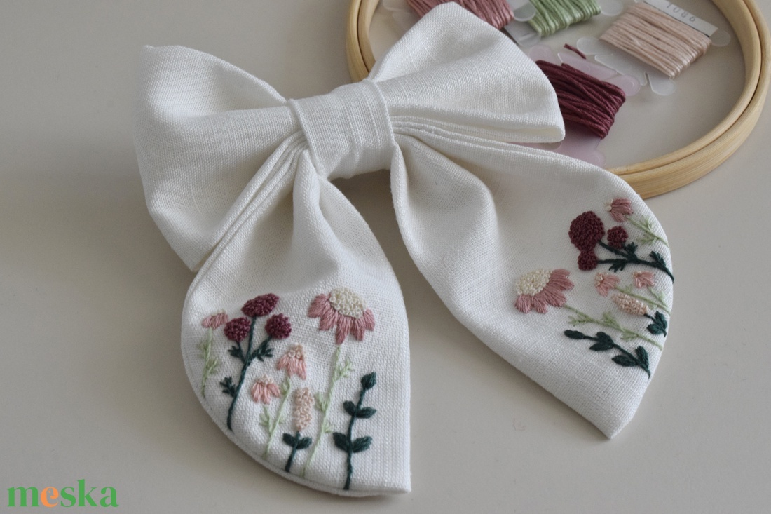 Kézzel hímzett lenvászon masni és hajcsat szett - ruha & divat - babaruha & gyerekruha - babafotózási ruha és kellék - Meska.hu
