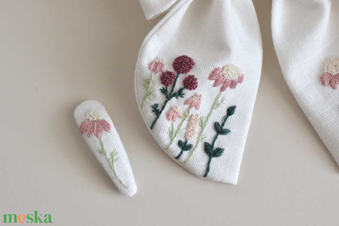 Kézzel hímzett lenvászon masni és hajcsat szett - ruha & divat - babaruha & gyerekruha - babafotózási ruha és kellék - Meska.hu